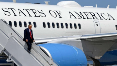 VIVA Militer: Pesawat Jet Amerika Angkut Presiden Donald Trump