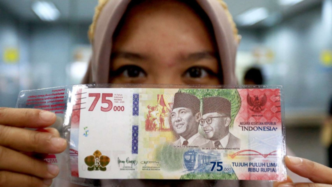 Warga melakukan penukanan uang khusus edisi HUT RI Rp75 ribu.