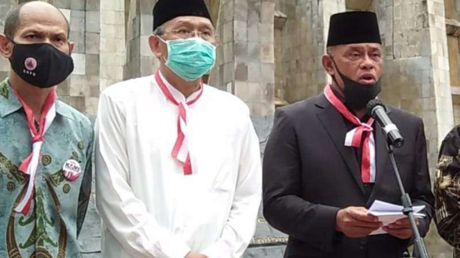Jenderal TNI (Purn) Gatot Nurmantyo (kanan) saat deklarasi KAMI (Koalisi Aksi Menyelamatkan Indonesia) di Tugu Proklamasi Jakarta Selasa 18 Agustus 2020, 
