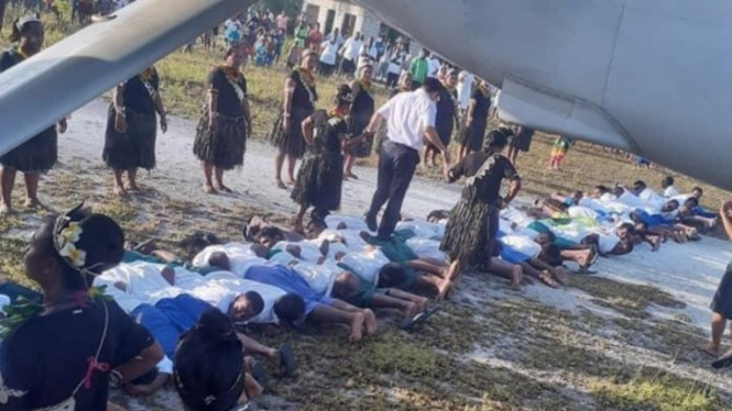 Gambar yang memperlihatkan Dubes Tang Songgen berjalan di atas punggung warga sebagai bagian dari upacara penyambutan.