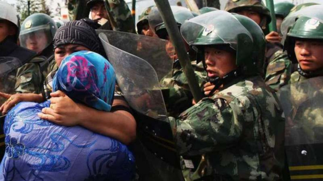 VIVA Militer: Tindakan represif militer China terhadap etnis Muslim Uighur