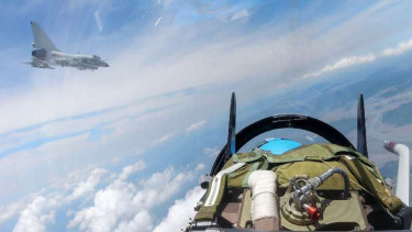 VIVA Militer: Dua jet tempur China, J-20 di langit.