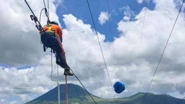 Petugas PLN selamatkan atlet paralayang