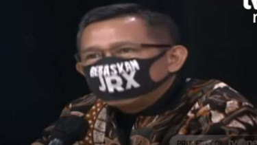 Pengamat politik Eep Saefulloh Fatah memakai masker 