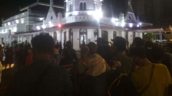 Kerumunan di Plaza Alun-alun Surabaya pada Kamis malam, 20 Agustus 2020. 