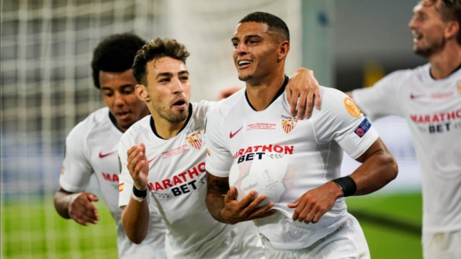 Para pemain Sevilla merayakan gol. 