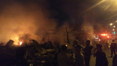 Lapak kayu terbakar di Depok.