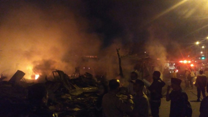 Lapak kayu terbakar di Depok.