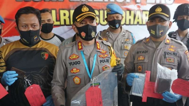 Kapolres Sukoharjo AKBP Bambang Yugo Pamungkas menunjukkan barang bukti pembunuhan sadis terhadap pengusaha rental dan keluarganya.