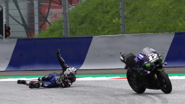 Pembalap Monster Energy Yamaha, Maverick Vinales, lompat dari motornya