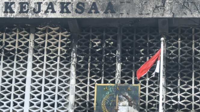 Kondisi gedung utama Kejaksaan Agung yang terbakar di Jakarta