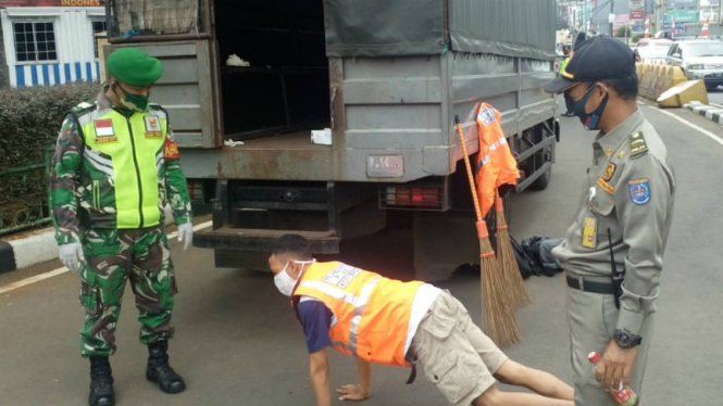 Razia aparat atas warga yang ketahuan tidak menggunakan masker saat bepergian. (Foto ilustrasi)