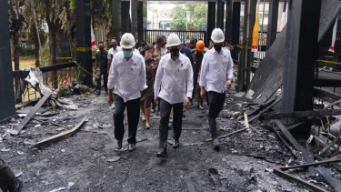 Kabareskrim Polri Komjen Listyo Sigit (tengah) saat meninjau lokasi kebakaran gedung Kejagung