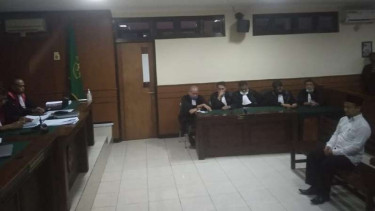 Seorang guru sekaligus pembina Pramuka di SMP Negeri 1 Turi, Kabupaten Sleman, ketika menjalani sidang dengan agenda pembacaan putusan di Pengadilan Negeri Sleman pada Senin, 24 Agustus 2020.