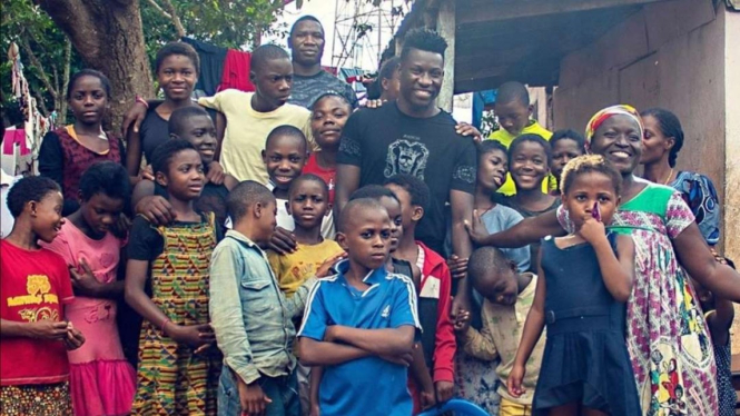 Kiper Ajax, Andre Onana, bersama orang-orang di desa kampung halaman ibunya. 