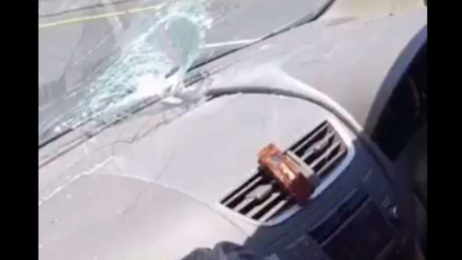 Kaca Mobil yang pecah dilempar batu di Jalan tol Cipularang.