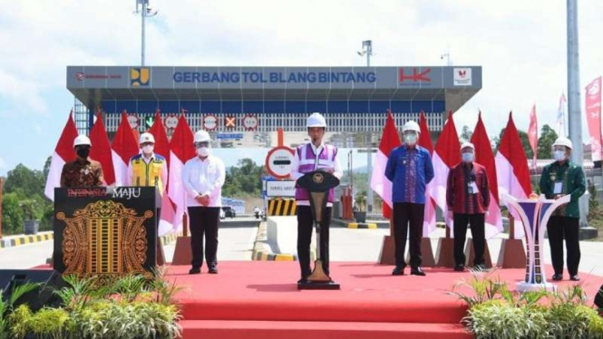 Presiden Joko Widodo resmikan jalan tol pertama di Aceh.