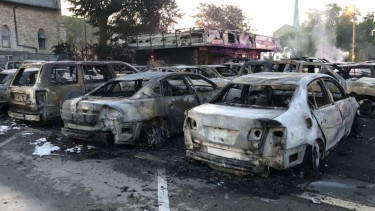 Mobil bekas di diler menjadi korban aksi rusuh demonstran.