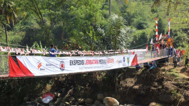 Ekspedisi Jembatan Peduli Negeri oleh Bakrie Amanah.