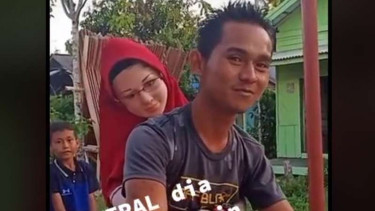 Lama jomblo pria ini boceng boneka wanita keliling kampung.