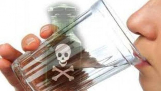 Ilustrasi minum racun