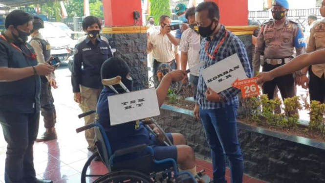 Polisi gelar rekonstruksi pembunuhan keluarga pengusaha rental di Sukoharjo.