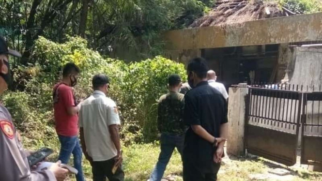 Penemuan Jenazah tergantung di rumah kosong Jelambar.