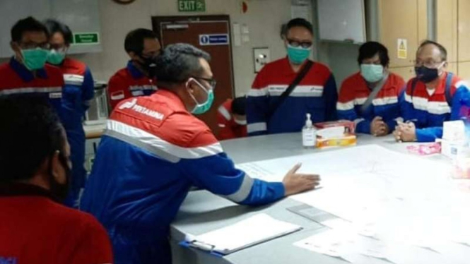 Pekerja Pertamina EP saat mempersiapkan Survei Seismic 3D X-Ray Marine Nodal.