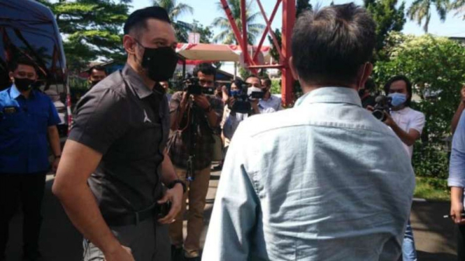 AHY saat disambut Wakil Pemimpin Redaksi tvOne, Totok Suryanto.