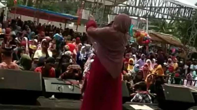 Warga Depok yang nonton konser dangdutan