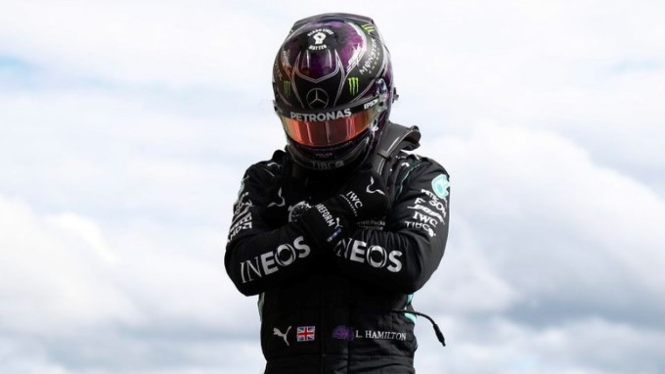 Pembalap Mercedes, Lewis Hamilton, melakukan salam Wakanda