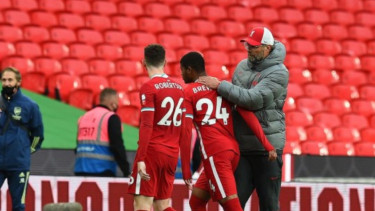 Manajer Liverpool, Juergen Klopp, dan Rhian Brewster