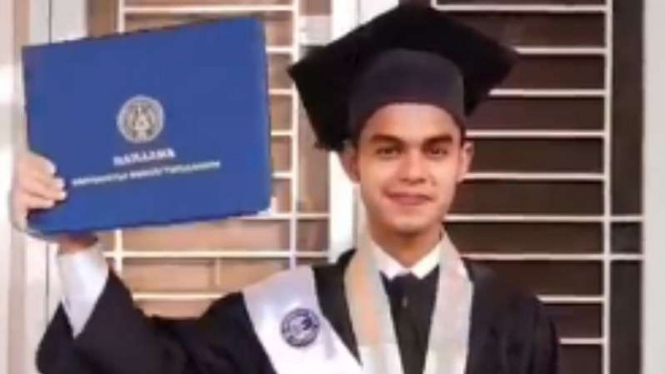 Miftahul Hamdi jadi sarjana UNY.