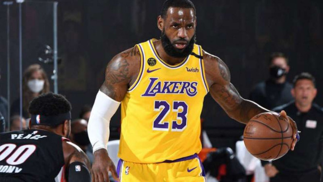 Pemain LA Lakers, LeBron James saat menghadapi Portland Trail Blazers.