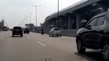 Pemotor bonceng tiga masuk tol