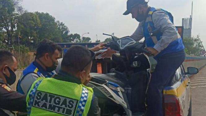 Sepeda motor yang diamankan setelah masuk tol Japek