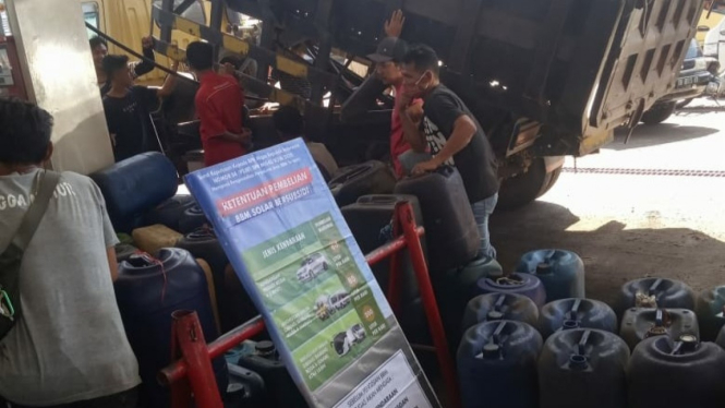 Warga membeli solar dengan jeriken di SPBU Lenek Lombok Timur