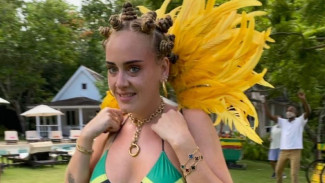 Adele Dihujat karena Pamer Foto Seksi Berbikini