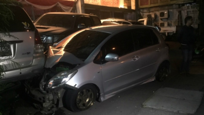 Mobil sedan yang dikendarai dengan mabuk tabrak dua mobil