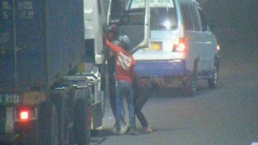 Kelompok begal menggunakan mikrolet merampas barang milik sopir truk