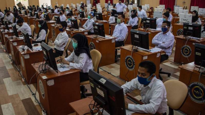 Peserta mengikuti Seleksi Kompetensi Bidang (SKB) berbasis Computer Assisted Test (CAT) untuk CPNS Kemenkumham dan Kementerian Agraria Tata Ruang/Badan Pertanahan Nasional (ATR/BPN), di Kantor BKN Regional VII Palembang Selasa (1/9/2020). 
