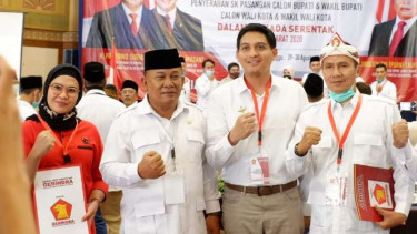 Artis Lucky Hakim (ketiga dari kiri) yang dicalonkan sebagi wakil bupati Indramayu berpasangan Nia Agustina Bachtiar, anak mantan kepala Polri Dai Bachtiar.