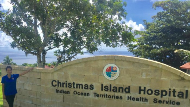 Karena pandemi, Safira yang sama sekali tidak pernah menjadi perawat bekerja di bidang tersebut untuk mendukung tim persiapan COVID di Christmas Island.