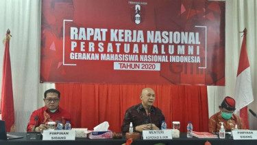 Menteri Koperasi dan Usaha Kecil dan Menengah (UKM) Teten Masduki (tengah) di acara Rakernas GMNI.