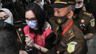 Jaksa Pinangki Sirna Malasari memakai rompi tahanan kejaksaan. 