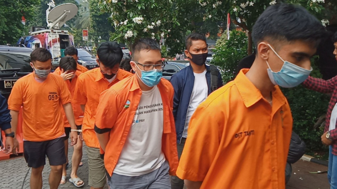 Tersangka pelaku pesta seks gay yang diamankan polisi