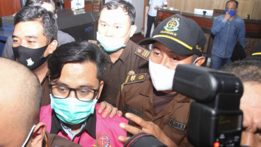 Andi Irfan Jaya (berkacamata) saat berstatus tersangka kasus suap Jaksa Pinangki