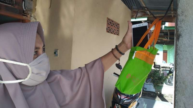 Warga di Desa Jenne Maeja, Luwu, Sulsel kesulitan dapatkan sinyal handphone