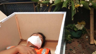 Pelanggar razia masker merenung di peti mati.
