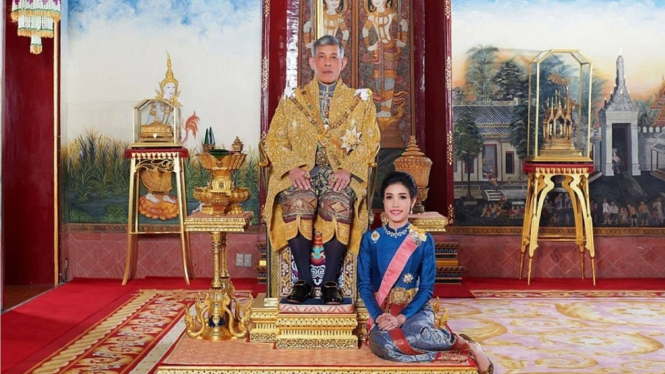 VIVA Militer: Potret Selir Sineenat dengan Raja Thailand Maha Vajiralongkorn